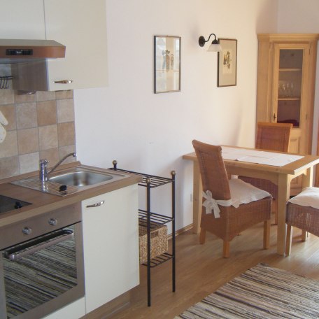 K&uuml;chenzeile mit Essbereich Fewo West, &copy; Eigenes Bild Pfatischer