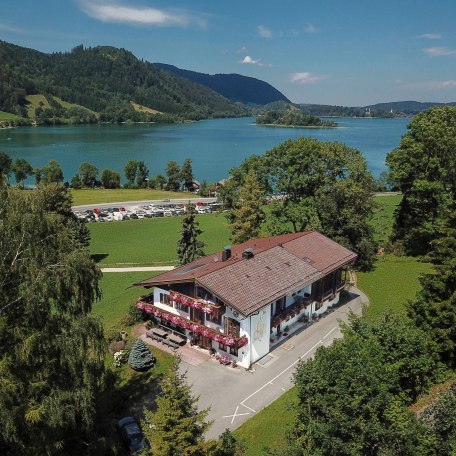 Unser Gästehaus von oben mit Blick auf dem Schliersee, © im-web.de/ Gäste-Information Schliersee in der vitalwelt schliersee