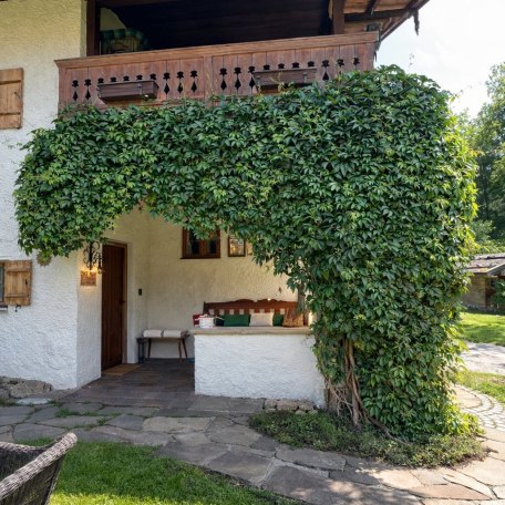 Au&szlig;enansicht mit Sitzm&ouml;glichkeit vor der Haust&uuml;re, &copy; im-web.de/ Kur- und Tourist-Info Bayrischzell