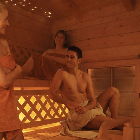 Bereit f&uuml;r ein bisschen Me-Time zu zweit?  Lassen Sie die Seele baumeln und genie&szlig;en Sie pure Erholung in unserer Sauna. Jetzt Ihren Wunschzeitraum f&uuml;r den n&auml;chsten Romantikurlaub buchen!, &copy; im-web.de/ G&auml;ste-Information Schliersee in der vitalwelt schliersee
